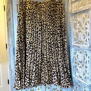 Leopard print pleated midi skirt
